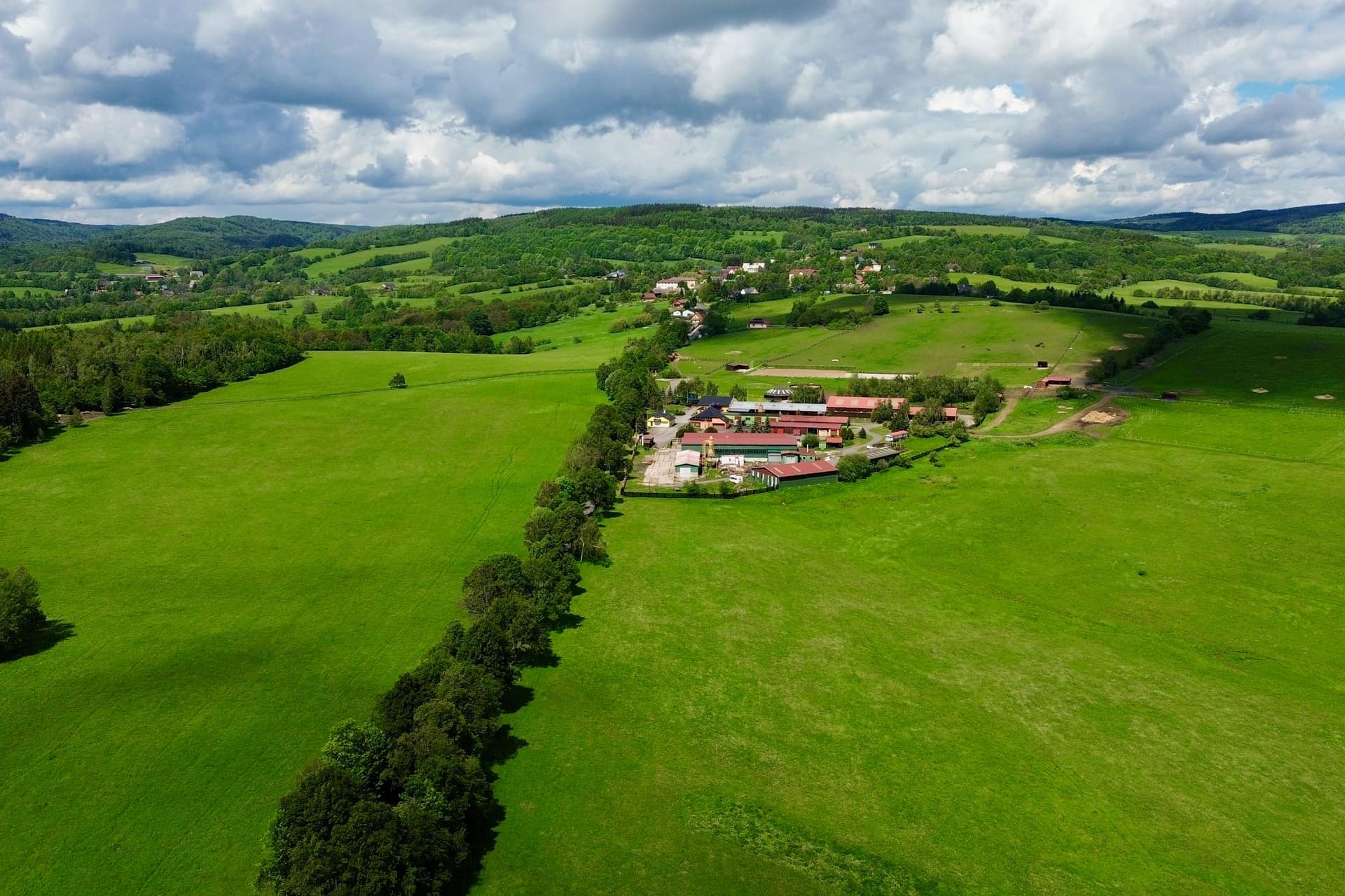 Bâtiments de la ferme au milieu des champs